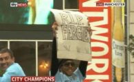 
	Campionii lasa capul plecat dupa cea mai scandaloasa imagine din Premier League! Ce a urmat dupa cartonul cu "RIP Fergie" ridicat de Tevez:
