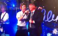 
	VIDEO Imagini BESTIALE: Ferguson canta si danseaza cu o PERUCA pe cap :)) Ce melodie a ales sa cante dupa ce si-a anuntat retragerea de la United:
