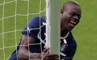 
	GENIAL! Balotelli si-a facut oficial cont de Twitter! Prima poza a starnit hohote de ras: "Me and my miss!" Cum arata ultima 'cucerire' a atacantului de la Milan :)
